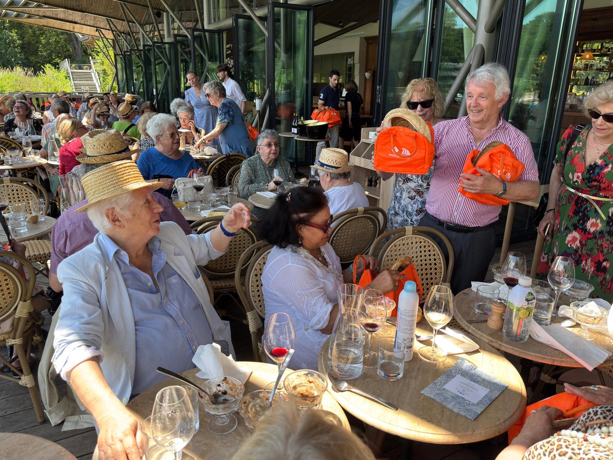 instituthds's tweet image. 🌞 C’est au bord de l’eau dans le restaurant du magnifique Hangar Y à @VilledeMeudon qu’a débuté cette nouvelle édition de la campagne #SourireDEté, placée sous le signe de la joie et de la solidarité.

Plus de 80 seniors de @ville_chaville, @VilleCourbevoie et @V_Gennevilliers…