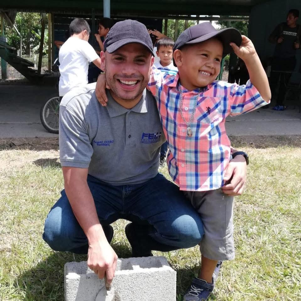 RamiroOcasio's tweet image. Tengo una historia muy bonita que contar: hace casi seis años, Yerlin y yo compartimos un momento inolvidable cuando pusimos juntos el primer bloque de lo que hoy es una escuela en la comunidad bananera de Monterrey. Yerlin estaba en primer grado. Ayer nos reencontramos en la…