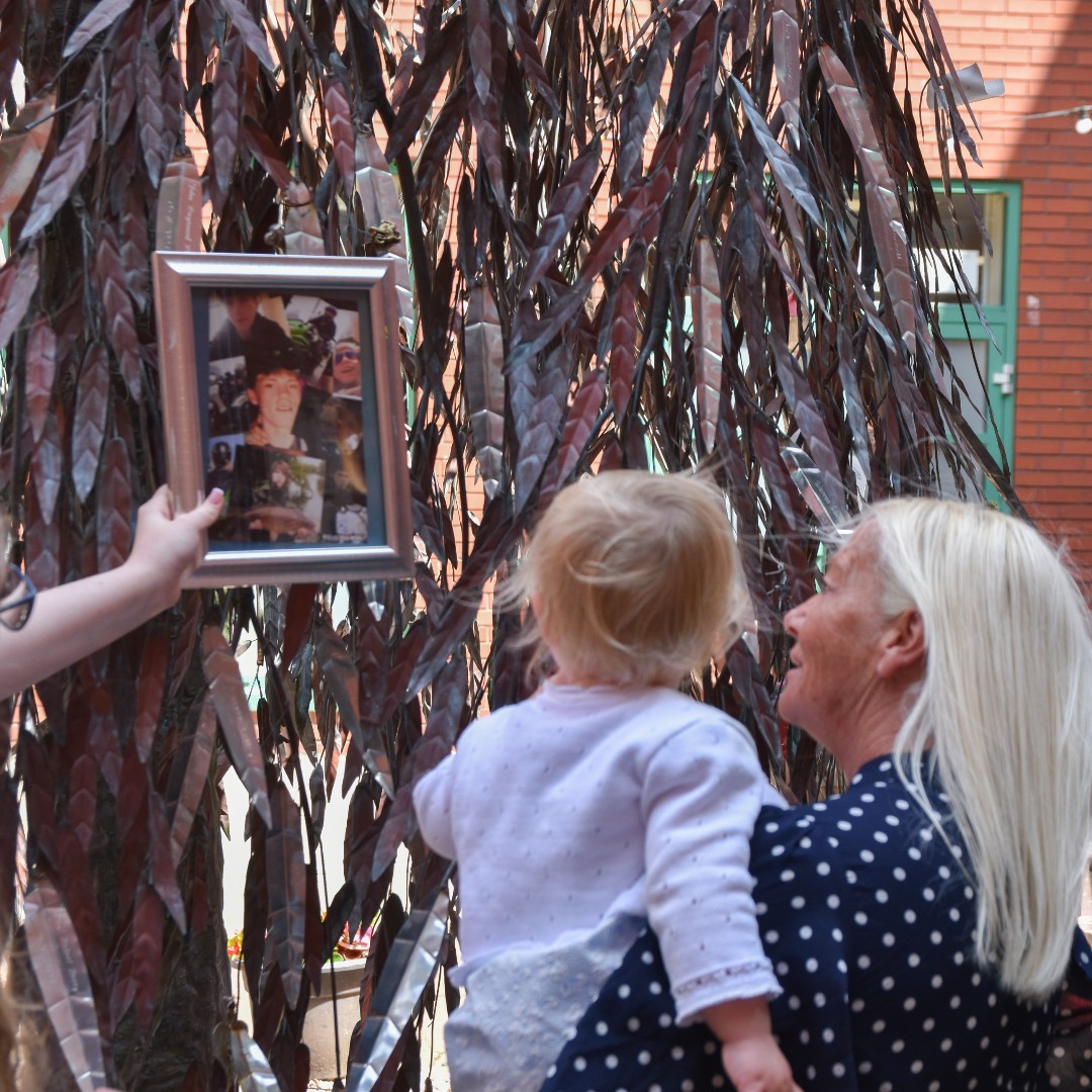 Each year we hold our gift of life celebration event the Walton Willow. Despite a blustery start, it was wonderful to welcome families of patients who became organ donors, to add their names to our sculpture #ThankYou! For more info on organ donation: orlo.uk/YOSEU