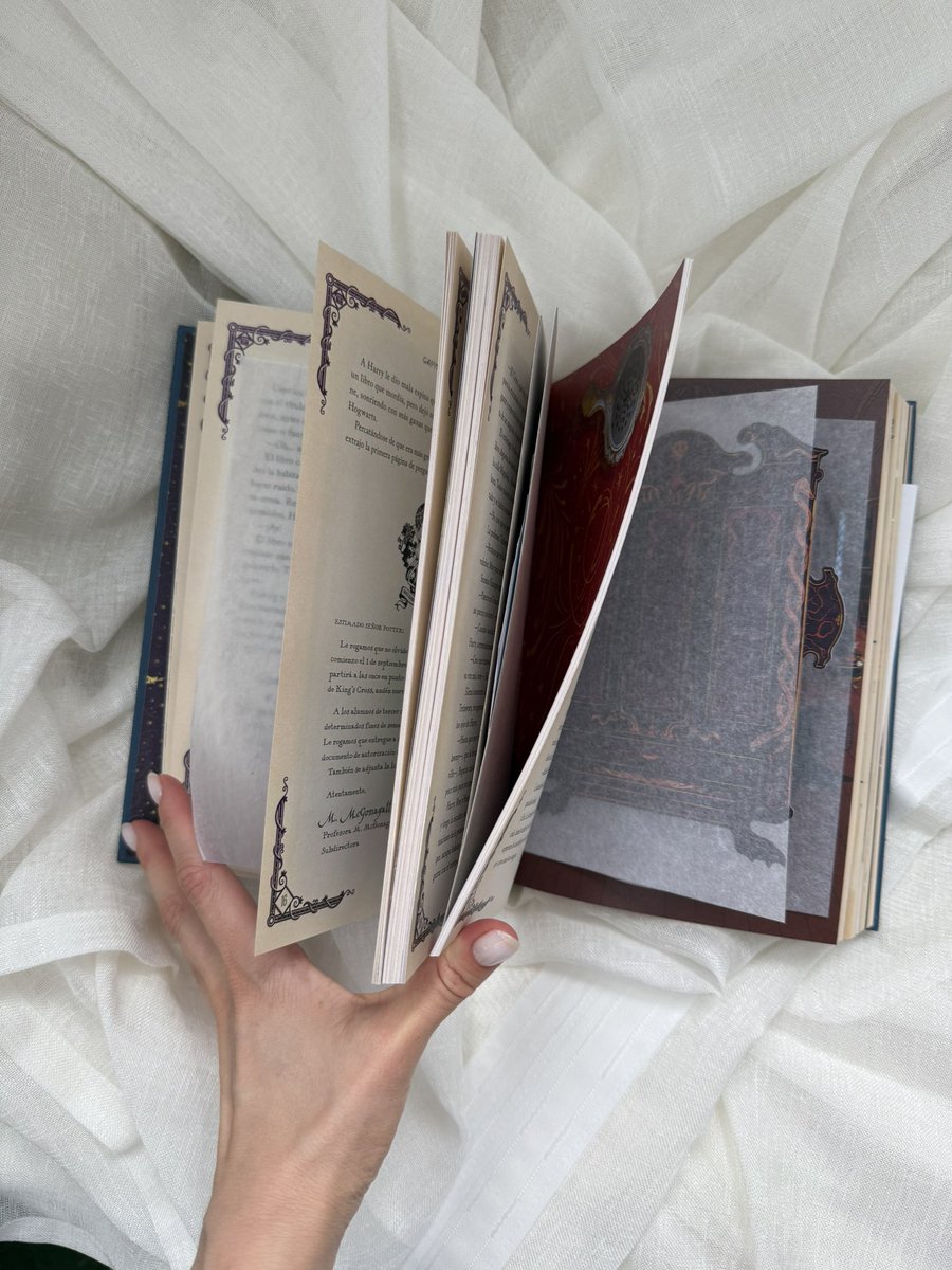 Найулюбленіша частина Гаррі Поттера! Поп-ап книга з неймовірними ілюстраціями! 
Абсолютно нова, навіть листочки, які захищають картинки в книзі, не забирала

Ідеально на подарунок

Просто я проїбалась і вона іспанською. Мого рівня поки не вистачає 🥲

Купила за 2к, віддам за 1.5к