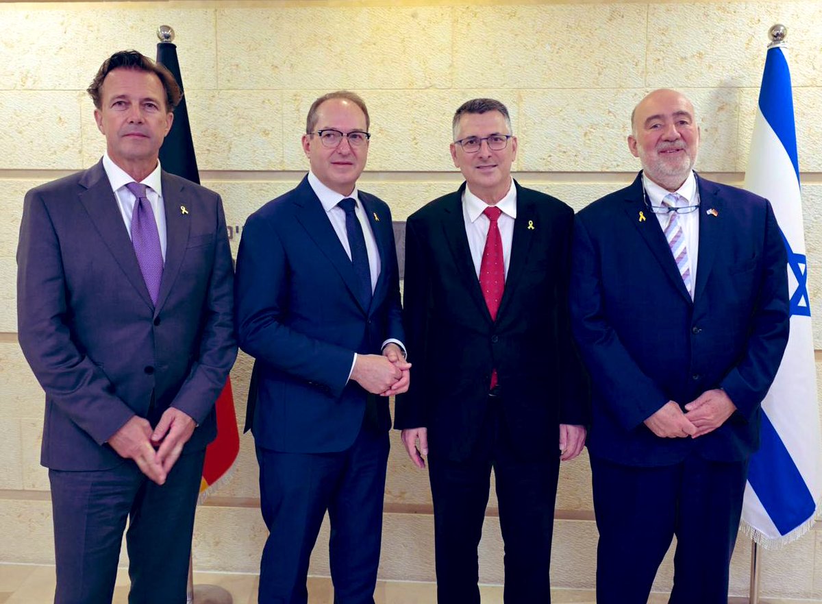 Ron_Prosor's tweet image. Es war mir eine Ehre, einen echten Freund Israels bei seinem Solidaritätsbesuch in schwierigen Zeiten zu begleiten. Innenminister Alexander Dobrindt war der erste ausländische Politiker, der Israel nach der Operation „Rising Lion“ besuchte. Er stand mitten in den Trümmern und hat…