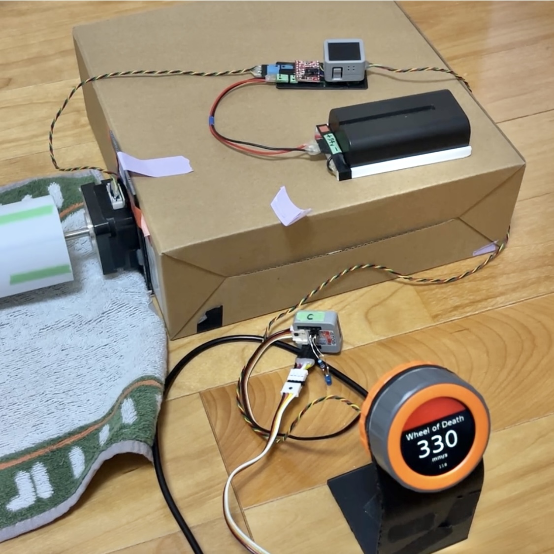 GEH00073's tweet photo. 120rpmで回転する直径50mmの円筒上でtoioを走らせることに成功しました!
308mm/sなのでほぼtoioの上限スピードです。
左右の移動もコントロールできるようにしたので相手を落とす生き残りゲームにしてみようと思います(^_^)

#toio #M5stack #logrolling https://t.co/50Oh1IVRRh