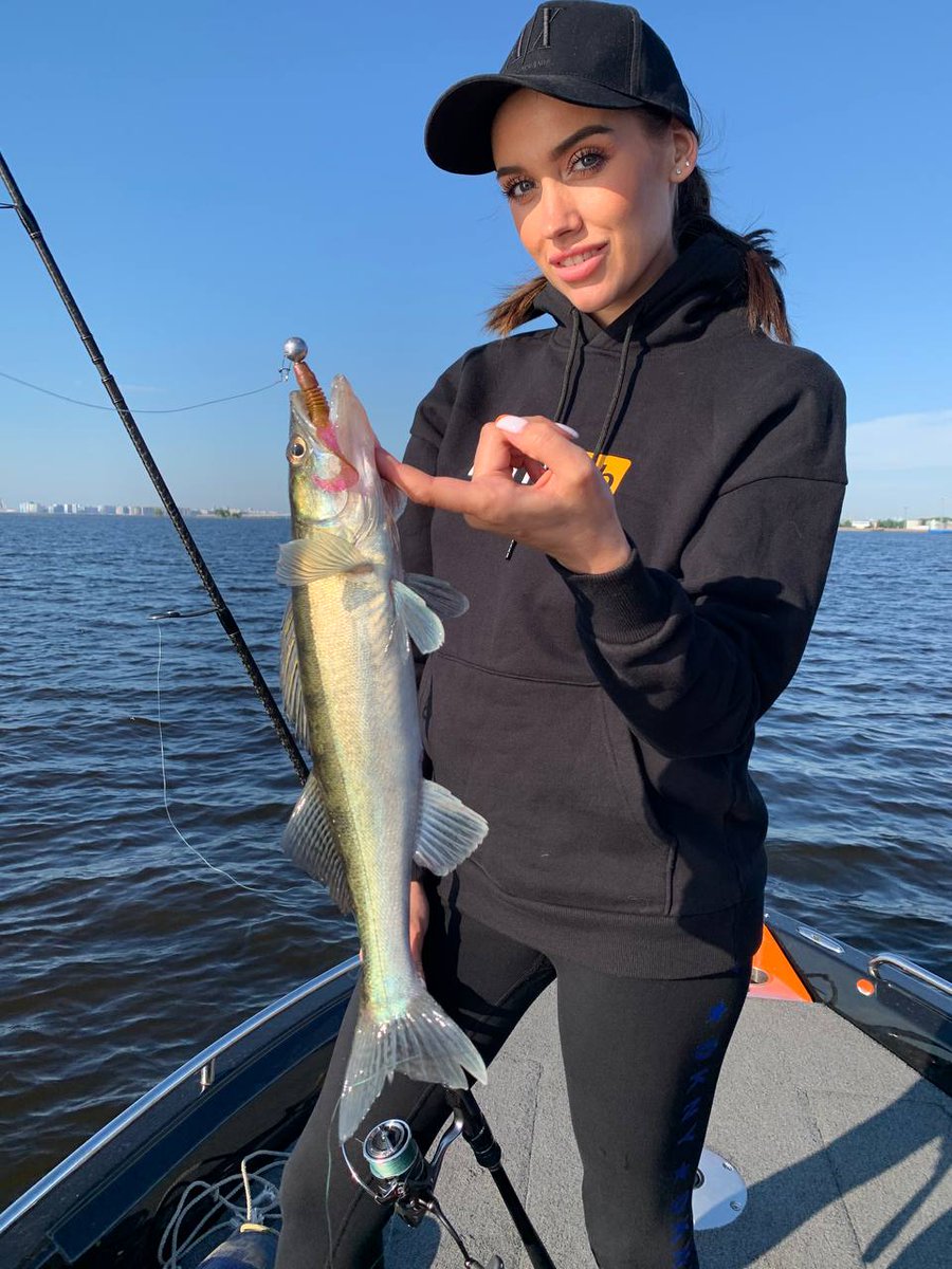 Its_Jessyh's tweet photo. I caught this fish 🎣! Are there any fishing enthusiasts among the men? How do you like my catch? 😏🔥 https://t.co/YPbXOys6Uj