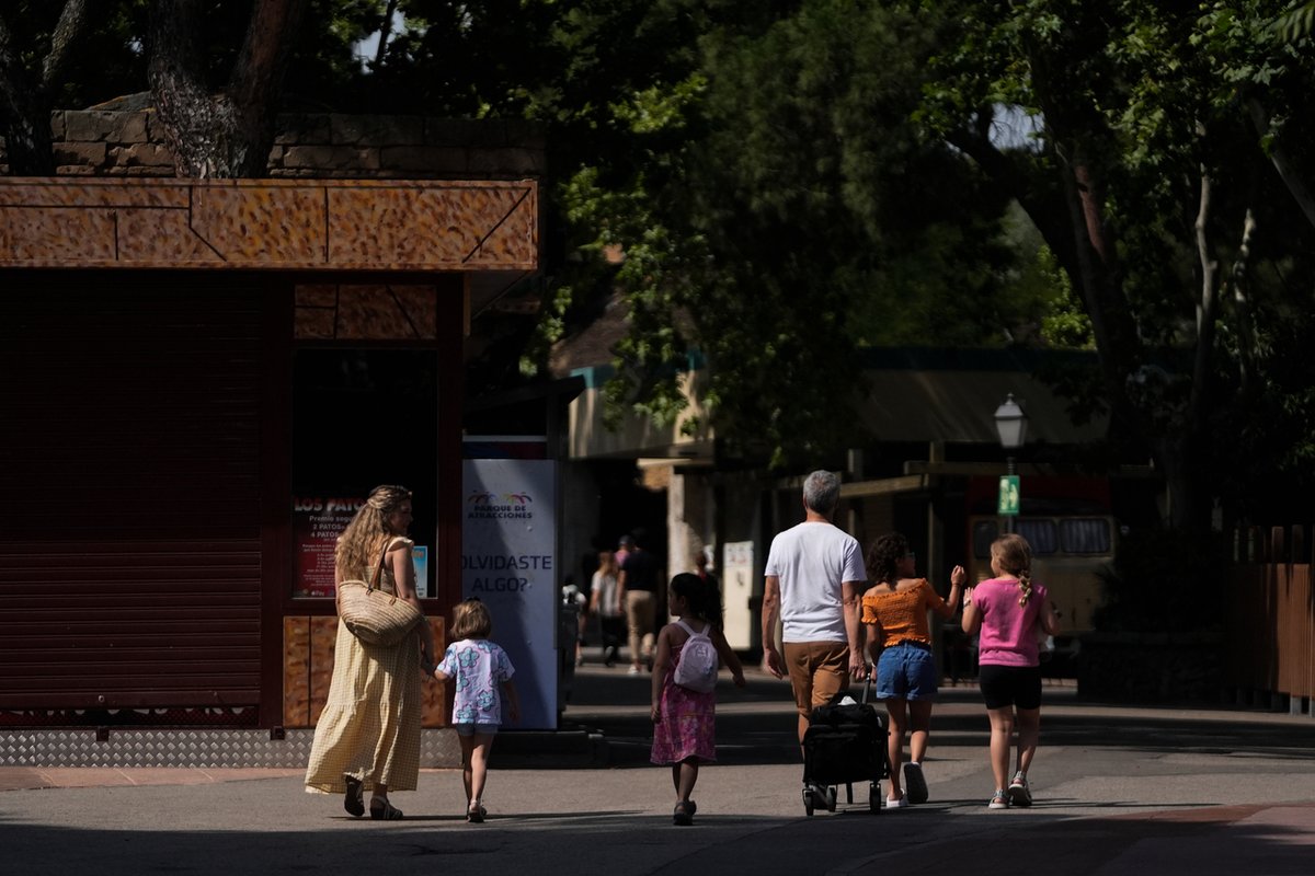 Familia, Juventud y Asuntos Sociales (@familiacmadrid) on Twitter photo ✅ La <a href="/ComunidadMadrid/">Comunidad de Madrid</a> celebra la XVIII edición del programa Vacaciones en familia para menores tutelados.
👉 La consejera <a href="/adavimu/">Ana Davila</a> ha presentado esta iniciativa que beneficiará este año a 79 niños.
+Info: c.madrid/kjue41 ✅ La <a href="/ComunidadMadrid/">Comunidad de Madrid</a> celebra la XVIII edición del programa Vacaciones en familia para menores tutelados.
👉 La consejera <a href="/adavimu/">Ana Davila</a> ha presentado esta iniciativa que beneficiará este año a 79 niños.
+Info: c.madrid/kjue41