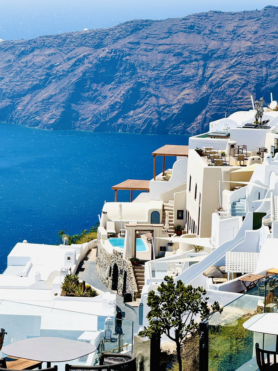 Chilling in Santorini buying more $DOG listening to <a href="/LeonidasNFT/">Leonidas 🧡 $DOG</a>