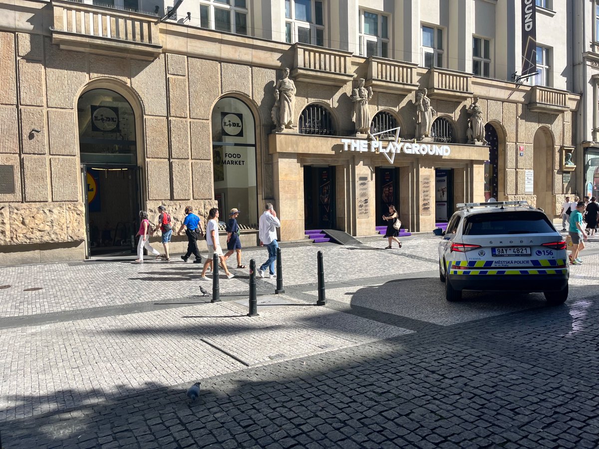 Na Příkopě je nové parkoviště pro  <a href="/MP_Praha/">Městská policie Praha</a> pro nákupy v <a href="/lidlcz/">Lidl ČR</a>