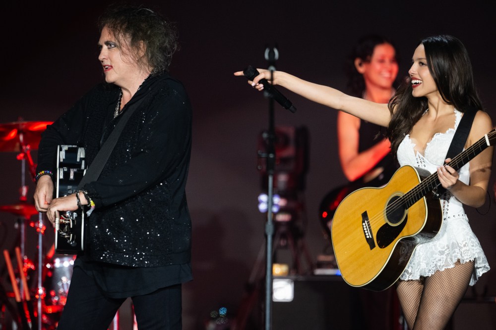 Gosh Olivia Rodrigo and Robert Smith dueting on those Cure songs are just sublime what a lovely moment #Glastonbury2025 #Glastonbury