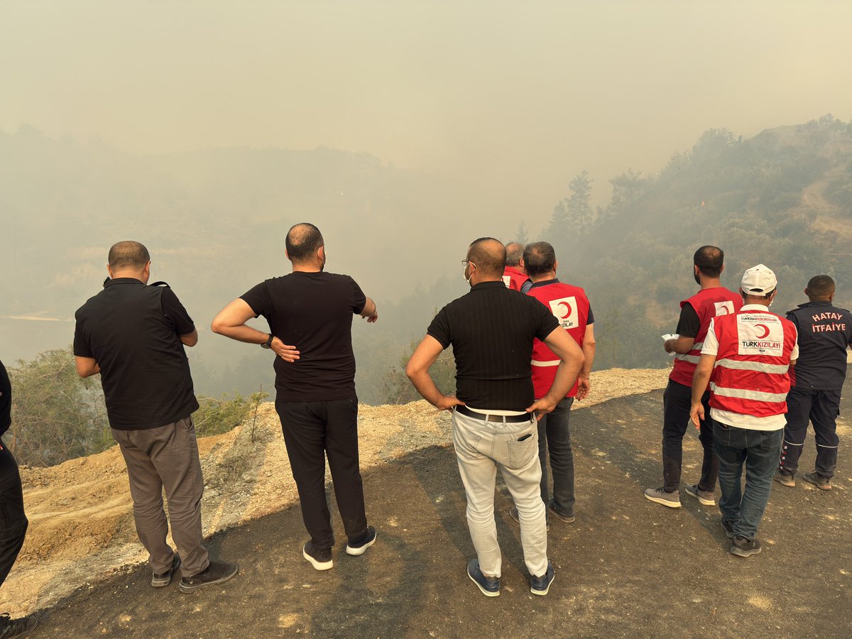 İlçemizde başlayan ve hızla yayılan orman yangını ciğerimizi yakıyor. Devletimizin tüm birimleri ellerinden gelen mücadeleyi veriyor. Vatandaşlarımızın sağ duyulu davranıp mümkün mertebe yangın müdahale araçlarının ve ekiplerin işlerini kolaylaştırmak amacıyla yangın bölgelerine