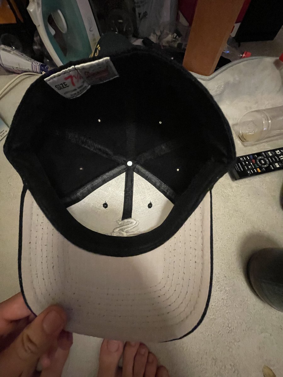 やる気のなさすぎるパチモン購入‼︎
MLBロゴチームカラーじゃないし雑すぎる
謎にチームロゴ影ありで意味不
ライナー同色ブリム裏グレー
ライナー周辺もチープ
そのくせ形当時臭くて良い〜