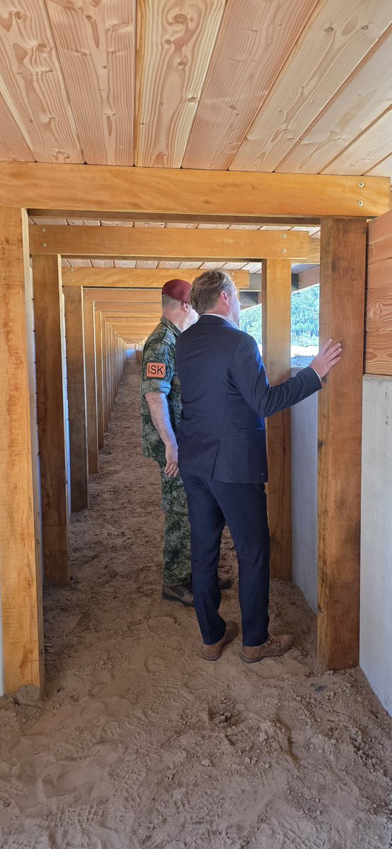 DefensieStas's tweet image. Je leert vechten door te trainen zoals je vecht. Op de gerenoveerde schietbaan op het Infanterie Schietkamp in De Harskamp kan straks weer met scherpe munitie over mensen heen worden geschoten. 

Realistisch, intensief en gericht op één ding: leveren als het erop aankomt.