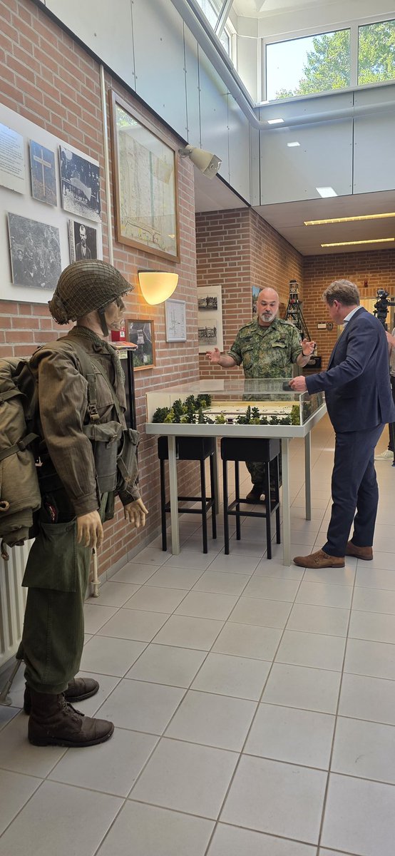 DefensieStas's tweet image. Je leert vechten door te trainen zoals je vecht. Op de gerenoveerde schietbaan op het Infanterie Schietkamp in De Harskamp kan straks weer met scherpe munitie over mensen heen worden geschoten. 

Realistisch, intensief en gericht op één ding: leveren als het erop aankomt.