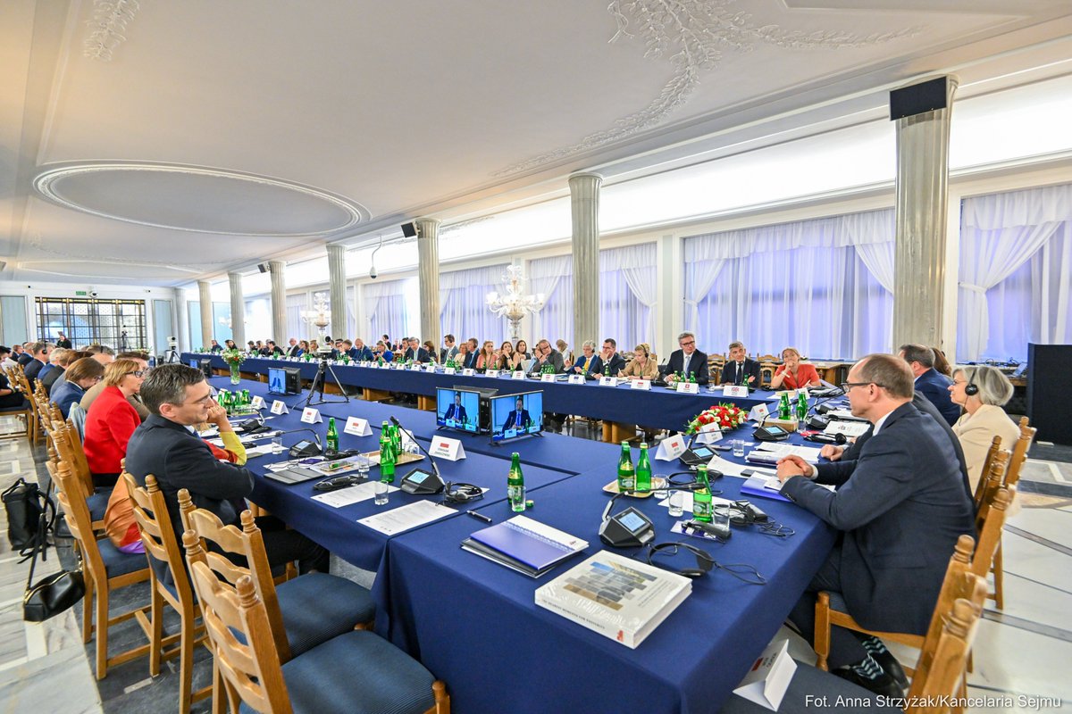 PLParliament's tweet image. 💻📍 Artificial Intelligence in the Service of Europe’s Parliaments
An informal meeting of the Secretaries General of the National Parliaments of the #EuropeanUnion and the European Parliament has concluded in the #Sejm. The discussions focused on one of the most pressing issues…