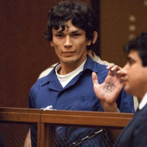 CrimesReais's tweet photo. O serial killer que se casou com uma fã na cadeia após ser preso por pedofilia, estupro, sequestro e assassinato: https://t.co/mM65RPBvly
