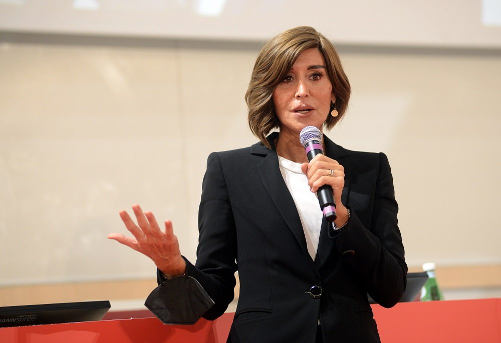 Da una settimana si sono aperte le iscrizioni ai corsi di laurea in Medicina. Con un messaggio trionfalistico e mistificatorio, la ministra Bernini ha parlato di ‘iscrizione libera a Medicina’, e di ‘Medicina aperta a tutti’. La realtà, tuttavia, è tutta un’altra storia. 
Il