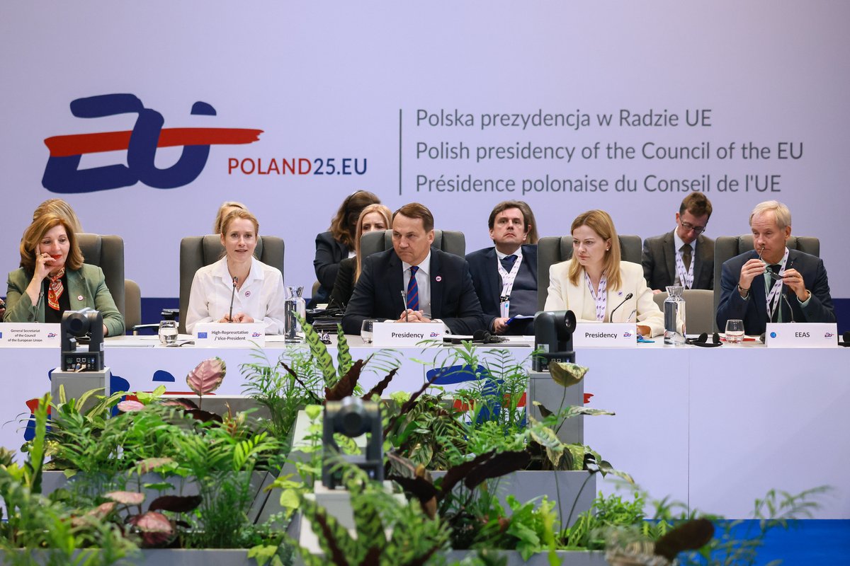 kajakallas's tweet image. Thank you, Poland, for a successful presidency!

Your tireless efforts to boost security and strengthen our defence capabilities have made Europe stronger.

Grateful to @sikorskiradek for your leadership and the entire @POLAND25EU team. 

Dobra robota! Dziękuję, Polsko! 🇵🇱🇪🇺