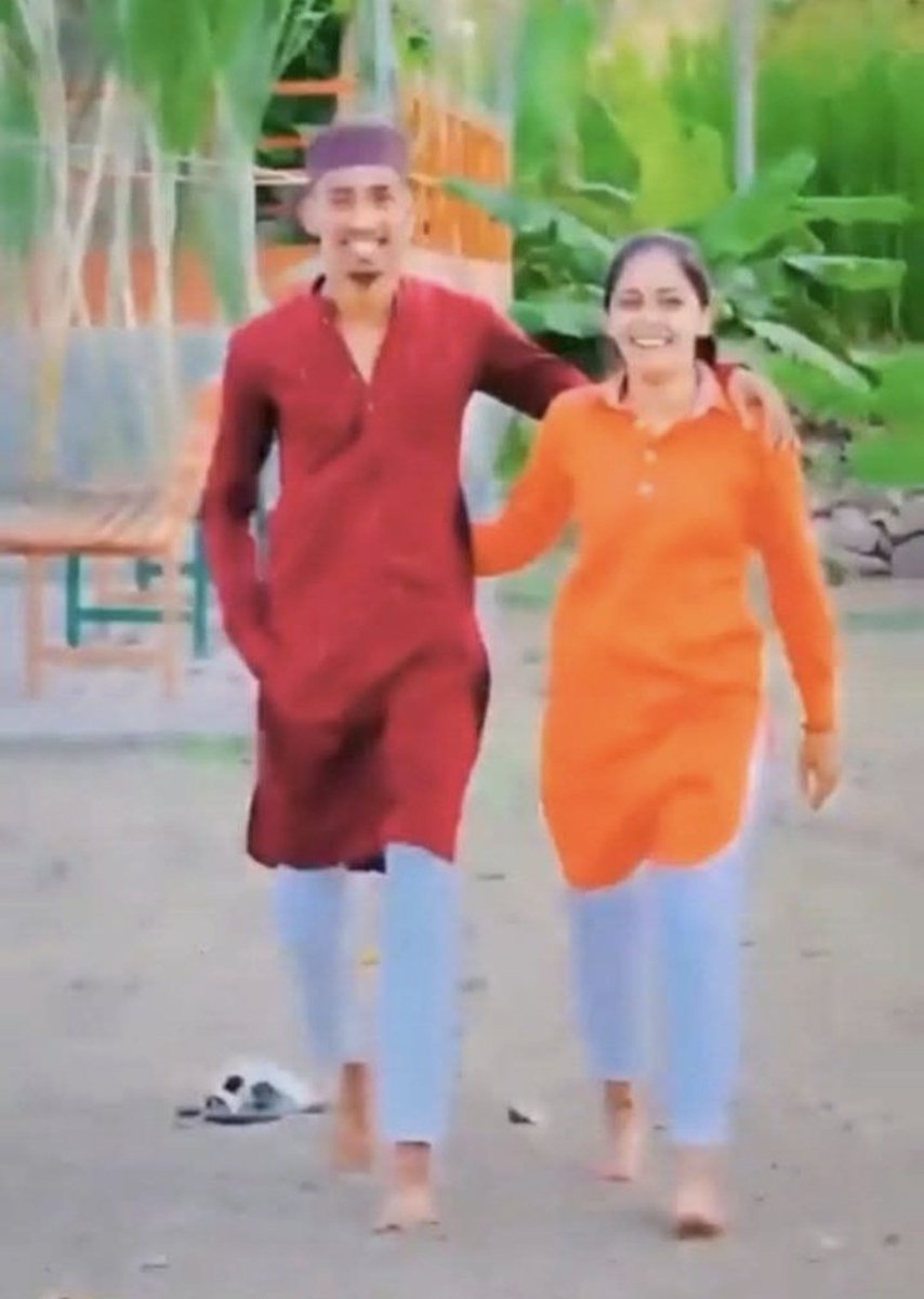 उत्तर प्रदेश के प्रतापगढ़ में आमिर हाशमी नामक एक मुस्लिम युवक रहता था।

वह भूल गया था कि उत्तर प्रदेश में अभी अखिलेश यदमुल्ला का इस्लामी शासन नहीं है बल्कि योगी जी का शासन है,

वह अपनी चचेरी बहन को भगवा कपड़े पहनना कर हिंदू लड़कियों के बारे में अभद्र गाने बना रहा था ,
और हिंदू