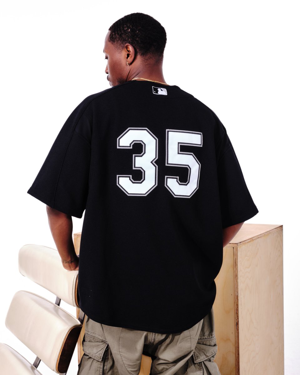 Karmaloop's tweet image. Mitchell &amp;amp; Ness brings back the White Sox jersey worn by Frank Thomas in the early ‘90s — blacked out, oversized, and unforgettable. ⚾️

Shop Mitchell &amp;amp; Ness for your vintage jerseys 
ow.ly/8eOn50WgtO7

#WhiteSox #MitchellNess #Jerseys