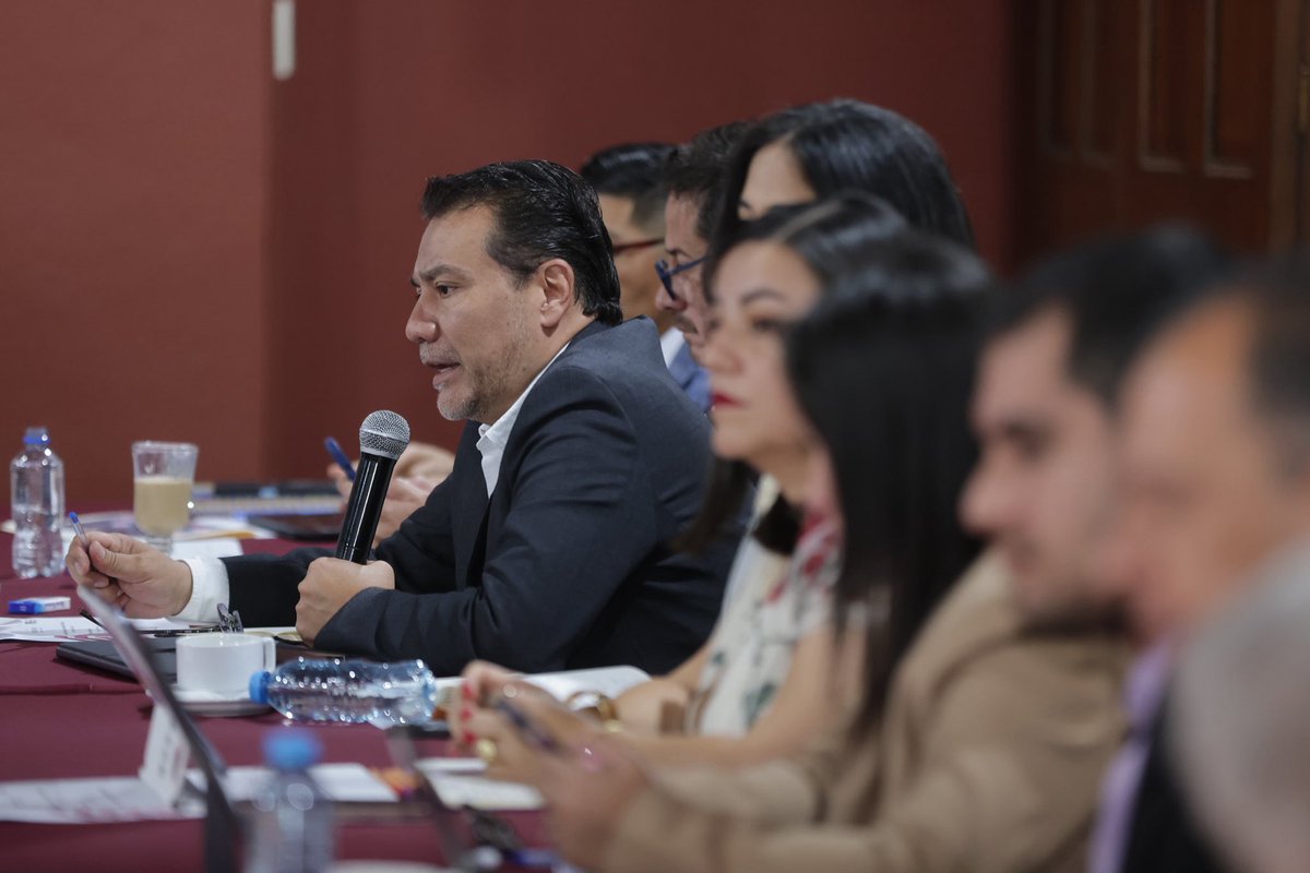 Cómo mejorar la vida de las familias michoacanas; ese es el objetivo de las reuniones de gabinete con el gobernador <a href="/ARBedolla/">Alfredo Ramírez Bedolla</a>. Hoy lo abordamos desde perspectivas de protección civil y de infraestructura, entre otras. #MichoacánEsMejor