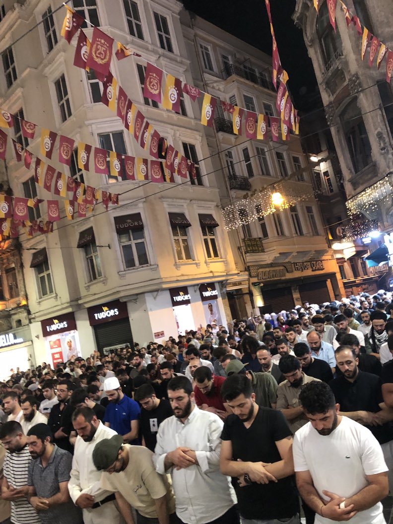 ⭕️ Leman önünde toplanan binlerce Müslüman, yatsı namazını kıldı.