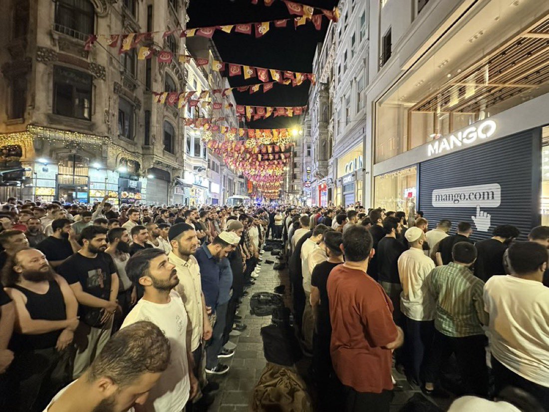 “bu yüzden seviyorum seni
bizimkiler bu yüzden yeniyor ötekileri.”

ismet özel