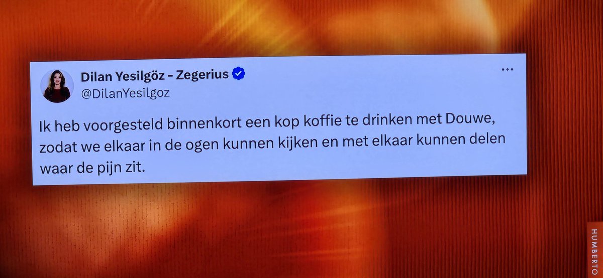 Terechte reacties van Douwe Bob (F1) en zijn management (F2) op de tweet van #Yeşilgöz van vandaag (F3/4).

Laat Yeşilgöz maar op de blaren zitten. Ze is door het ijs gezakt en daar helpt koffie allang niet meer tegen. Alleen oprechte excuses. 
#Humberto #DouweBob