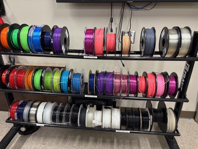 UNOBiomechanics's tweet image. Color matters. 🌈
When Team Zuniga 3D prints prosthetic arms for kids, they let them choose the color—because having a say in how it looks can make a real difference. A prosthetic that reflects their personality is one they’re more likely to use every day!