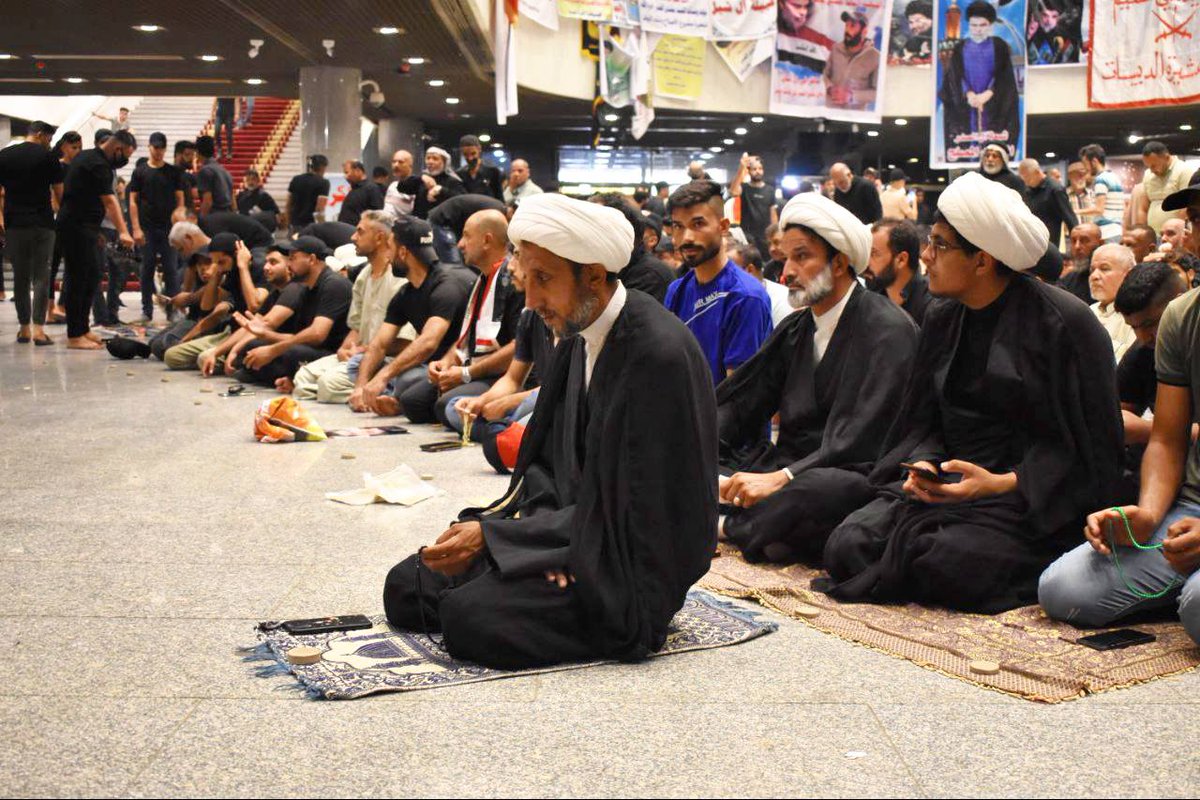 صور من صلاة ثوار عاشوراء 
داخل بناية البرلمان العراقي. من_الارشيف ثورة_عاشوراء
#يزيد_سيد_الفساد