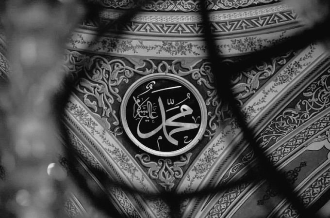 "Yetiş ayağının tozu olduğumuz peygamber S.A.V
Yetiş her zaman diri olan varlığınla
Yetiş yak lâmbamızı
Yetiş aydınlat karanlığımızı
Yetiş yeşillendir çöllerimizi
Yetiş dirilt insanımızı
Seni sevenin ismiyle yetiş bize..."
{Sezai Karakoç}