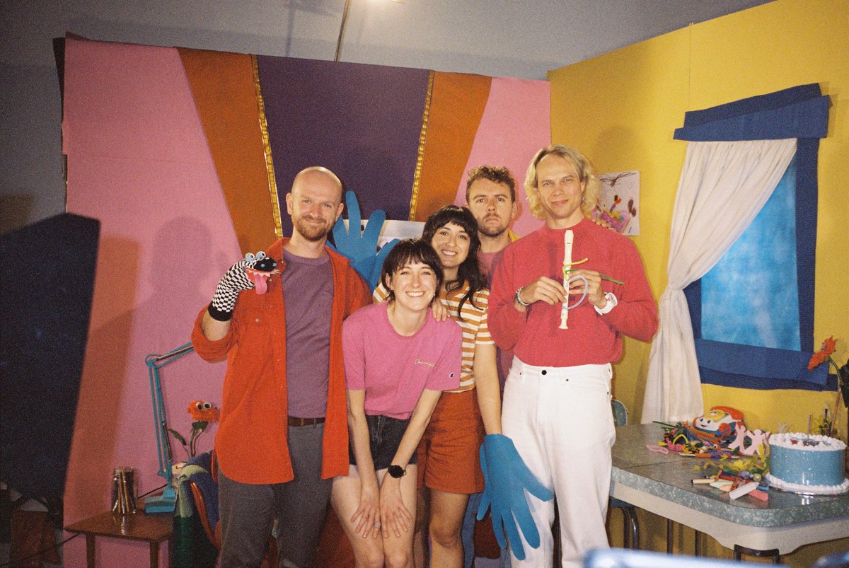 s o m e    j o y   🌼

📸: Frances Carter