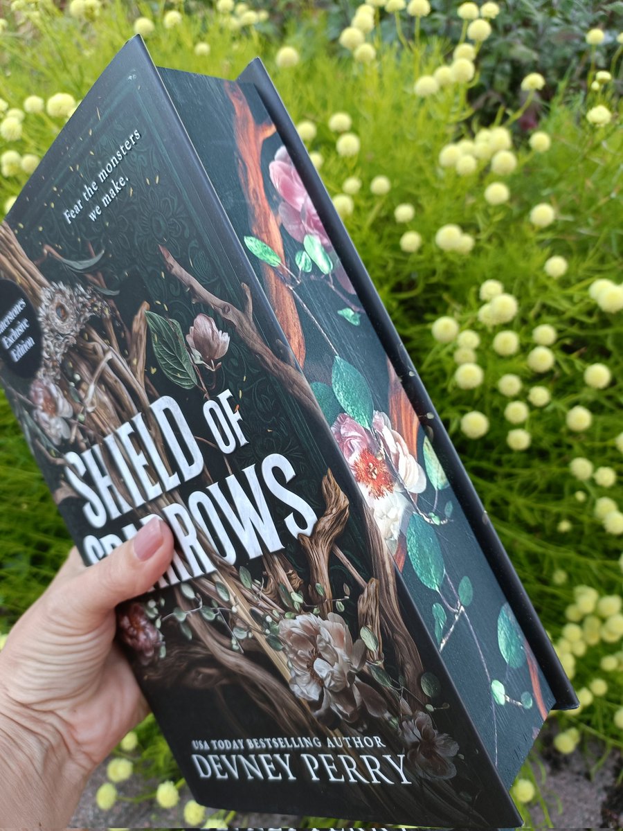 book_bint's tweet image. I had read an extract in Penguin email &amp;amp; screenshot the book so I could order it today but it arrived in our delivery so I had to buy it
Isn&apos;t it a beauty? #ShieldofSparrows by Devney Perry out now 
#books #waterstones #booktwt @redtowerbooks
waterstones.com/book/shield-of…