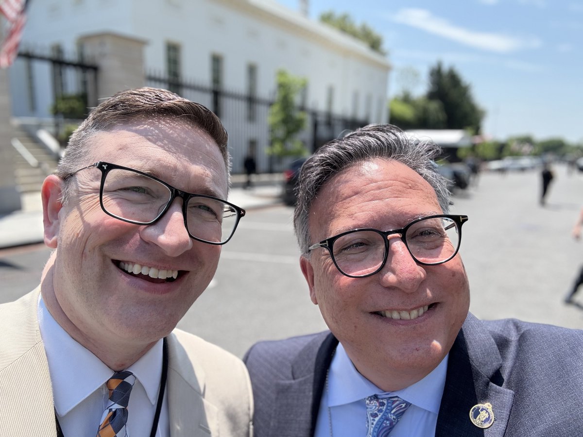 KSAGOffice's tweet image. Today, Kansas Solicitor General Tony Powell caught up with Deputy White House Staff Secretary Dan Burrows, the former Kansas Deputy Chief Attorney General, outside of the West Wing.