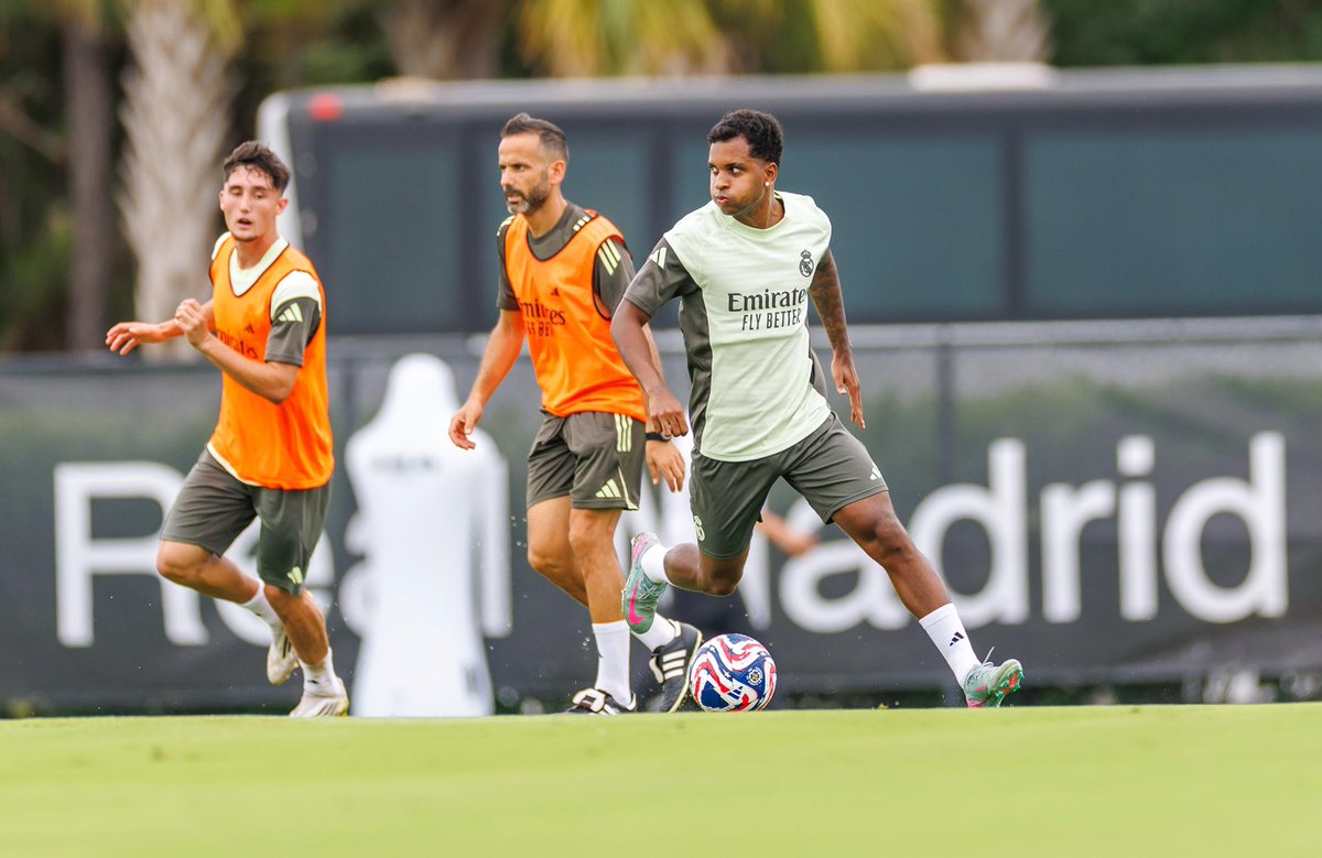 RodrygoGoes's tweet image. Otro dia en la oficina ⚔️ Enfocados y listos para mañana. HALA MADRID 🤍