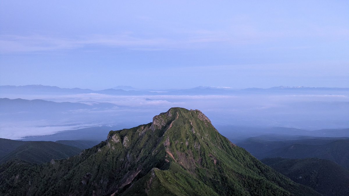 おはようございます。今朝の赤岳は晴れです。気温は10℃。風はほぼなく穏やかです。