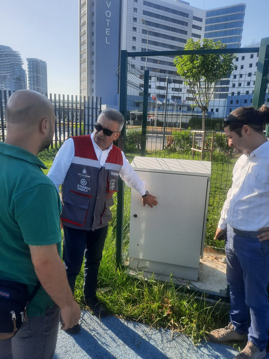 Bugün İstanbul Enerji olarak , Zeytinburnu sahilde Balkan Şehirleri Parkı aydınlatma projemizi inceledik. 190 aydınlatma armatürü ile son teknolojik ekipmanlar kullanılarak gerçekleştirdiğimiz bu projede İBB Park ve bahçeler Daire Başkanlığı Aydınlatma Müdürlüğü uhdesindeki