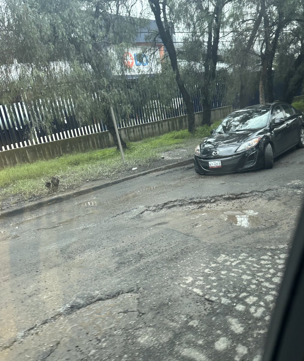 izcaheroes's tweet photo. Los mega baches en la México Querétaro ya no tienen madre ! 

#izcalli #Edomex https://t.co/W0X8Z1ghbV