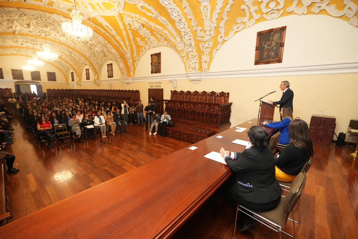 pepechedrauimx's tweet photo. Construir una Ciudad más justa también comienza desde adentro, por eso reconocimos al personal municipal que se capacitó en temas de Igualdad Laboral y No Discriminación. 

Felicito al equipo de @PueblaMujeres y a la Secretaria @ZairaGlez6 por encabezar este importante esfuerzo, mi agradecimiento a la @BUAPoficial por impartir esta capacitación. 
¡Con conocimiento avanzamos!
