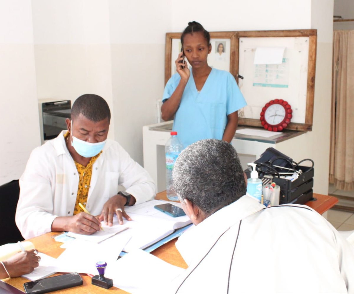 OMS Madagascar (@omsmadagascar) on Twitter photo L’<a href="/OMSMadagascar/">OMS Madagascar</a> a remis médicaments, équipements et intrants à la DRS #Analanjirofo pour renforcer les soins & l’équité vaccinale💉
Cette action s’inscrit dans les célébrations du 20 juin (drépanocytose & don de sang) et l’engagement de l’OMS pour une santé pour tous. L’<a href="/OMSMadagascar/">OMS Madagascar</a> a remis médicaments, équipements et intrants à la DRS #Analanjirofo pour renforcer les soins & l’équité vaccinale💉
Cette action s’inscrit dans les célébrations du 20 juin (drépanocytose & don de sang) et l’engagement de l’OMS pour une santé pour tous.