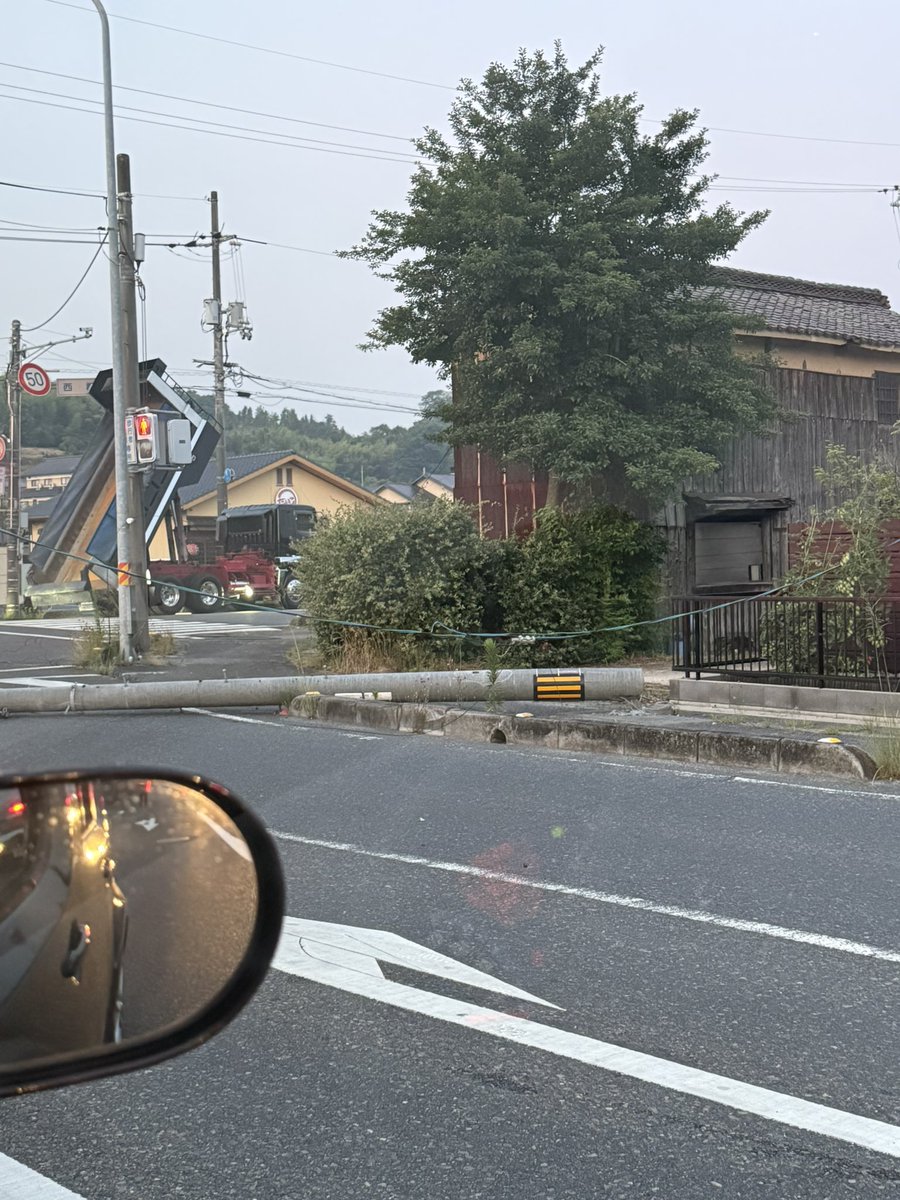 NaoDanzig's tweet photo. 総社市の西郡の交差点で��ンプカーが電柱なぎ倒してます。通行される方は気をつけて‼️
#総社市 #事故  #通行注意 https://t.co/nnPMlt0YxK