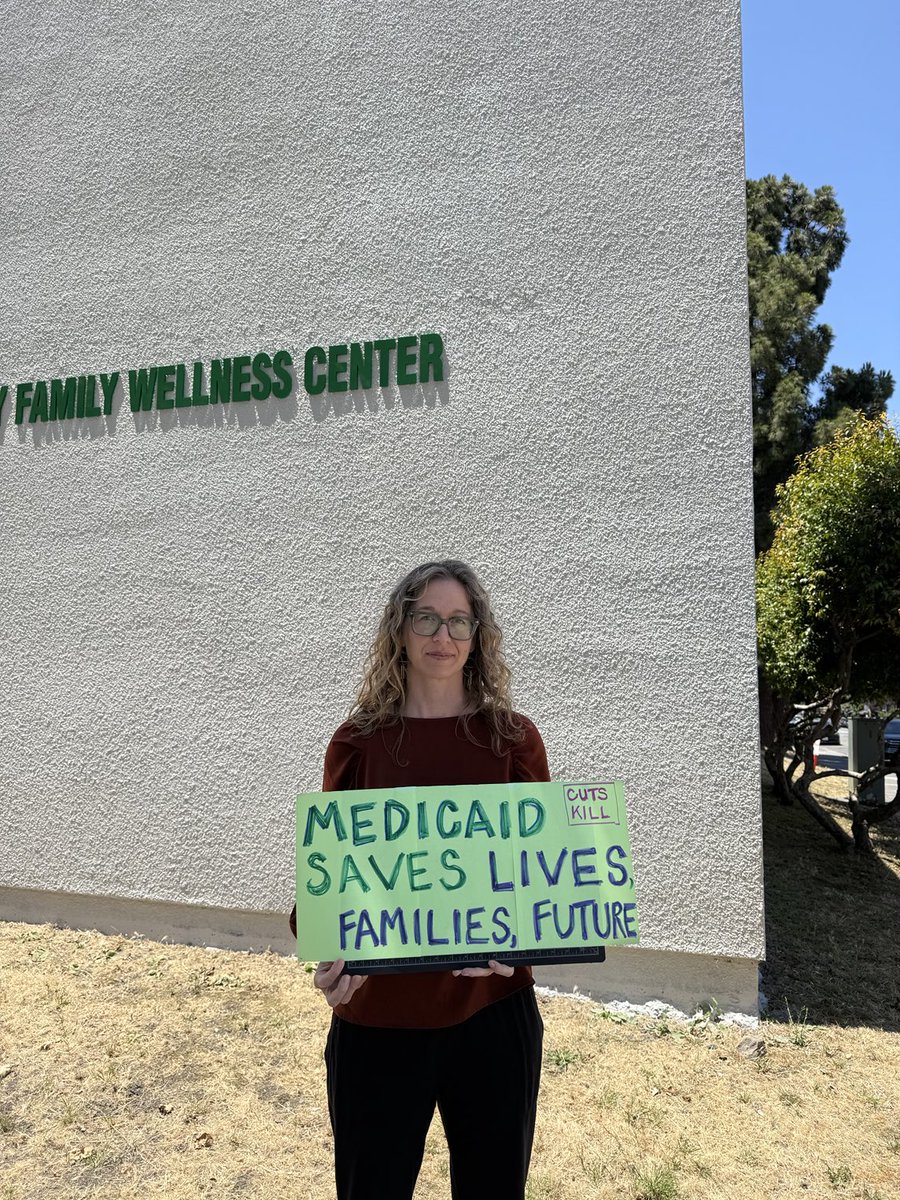 Standing at my lunch hour with thousands across the US to protest drastic cuts to programs that Americans need and deserve  #HandsOffMedicaid #SaveMedicaid #ucsfdevmed ⁦<a href="/UCSFChildrens/">UCSF Benioff SF</a>⁩ ⁦<a href="/UCSFPediatrics/">UCSF Pediatrics</a>⁩ ⁦<a href="/UCSFPsychiatry/">UCSF Psychiatry and Behavioral Sciences</a>⁩
