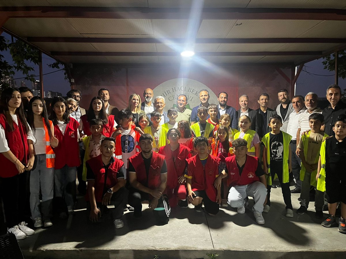 Başakşehir Hacı Bektaş-ı Veli Cemevi’nde Muharrem Orucu Oruç Açma Programı’na katılım sağladık.
Kerbelâ’da şehit edilen İmam Hüseyin ve 72 yârenini rahmet, hüzün ve muhabbetle andığımız bu anlamlı günde, birlik ve beraberlik duygularıyla bir araya geldik. Tutulan oruçların,