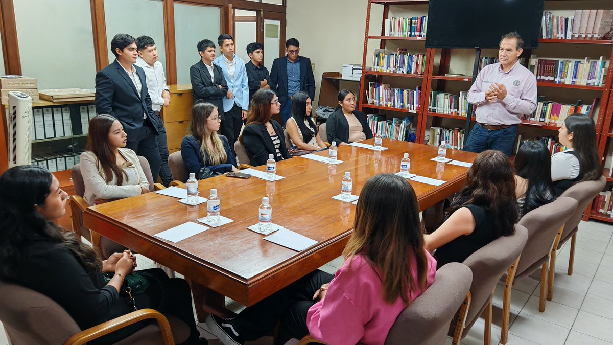 CongresoEdoSLP's tweet photo. #CulturaLegislativa
Hoy recibimos con gusto a estudiantes de Ciencias de la Comunicación de la #UCEM  y a jóvenes alumnos de #ICESS, Campus Valles de la Lic. en #Derecho. 

¡Gracias por visitarnos! https://t.co/RNXDjZEu1U