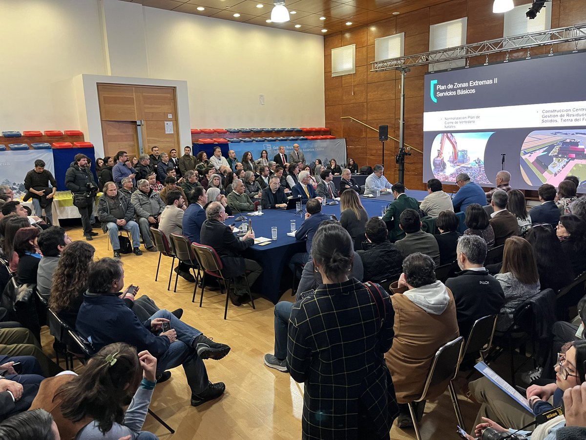 🔵🟠 AHORA | El Gobernador <a href="/JorgeFlies/">Jorge Flies</a> presenta, en sesión extraordinaria del Consejo Regional y a sala llena, la Política Nacional de Zonas Extremas #PEDZE para Magallanes y la Antártica Chilena