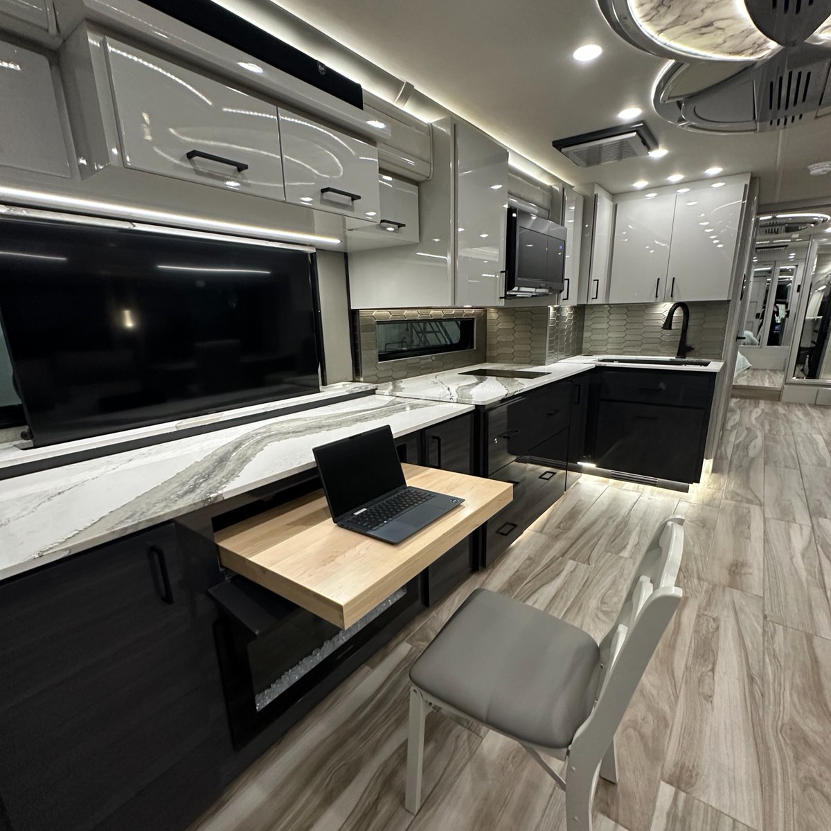 amcoachdiv's tweet photo. WFH just got an upgrade 💻✨
The American Eagle 45FW features a designated workstation, giving you the perfect space to stay connected and productive wherever you go.

Work hard, travel well.

#AmericanCoach https://t.co/fD00QtgmAK