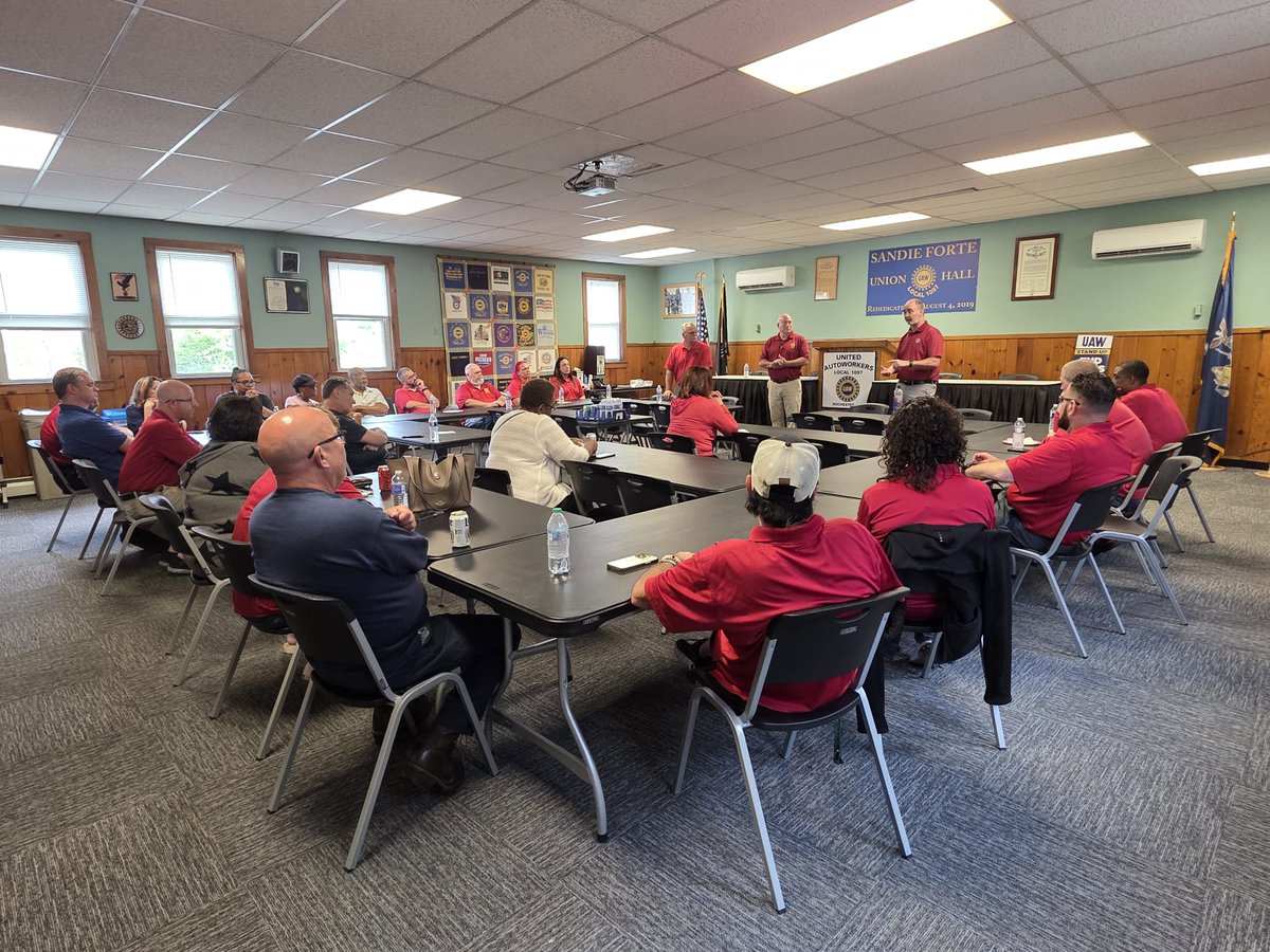 UAWregion9's tweet image. 📍 Rochester, NY | On June 11, International UAW President Shawn Fain and Vice President Mike Booth visited GMCH Rochester, Local 1097, where they met with members and toured the facility to witness the strength, skill, and solidarity that define UAW Region 9. 🛠️🔩
#UAW