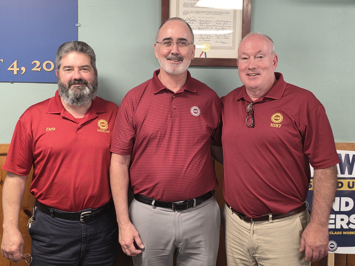 UAWregion9's tweet image. 📍 Rochester, NY | On June 11, International UAW President Shawn Fain and Vice President Mike Booth visited GMCH Rochester, Local 1097, where they met with members and toured the facility to witness the strength, skill, and solidarity that define UAW Region 9. 🛠️🔩
#UAW
