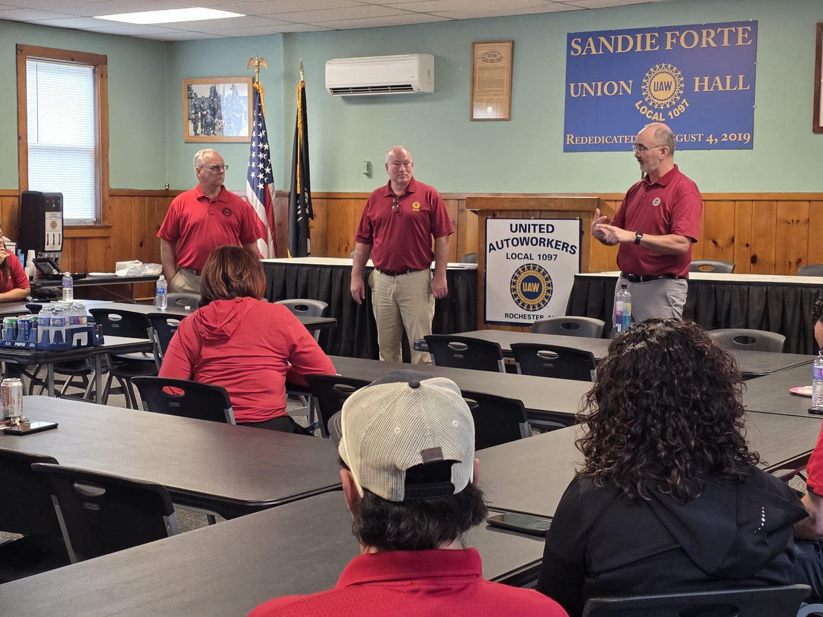 UAWregion9's tweet image. 📍 Rochester, NY | On June 11, International UAW President Shawn Fain and Vice President Mike Booth visited GMCH Rochester, Local 1097, where they met with members and toured the facility to witness the strength, skill, and solidarity that define UAW Region 9. 🛠️🔩
#UAW