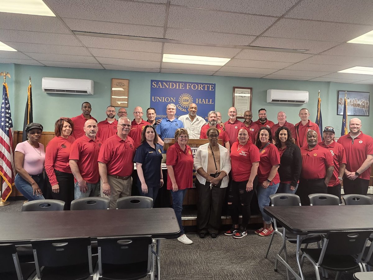 UAWregion9's tweet image. 📍 Rochester, NY | On June 11, International UAW President Shawn Fain and Vice President Mike Booth visited GMCH Rochester, Local 1097, where they met with members and toured the facility to witness the strength, skill, and solidarity that define UAW Region 9. 🛠️🔩
#UAW