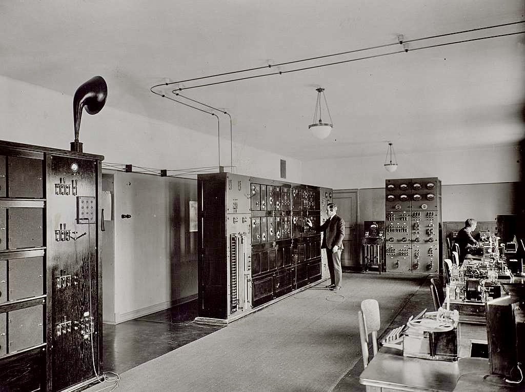 I love the feed-line on the ceiling, feeding the transmitter rack. Would like to do this at the QTH, I wonder if the XYL would approve!