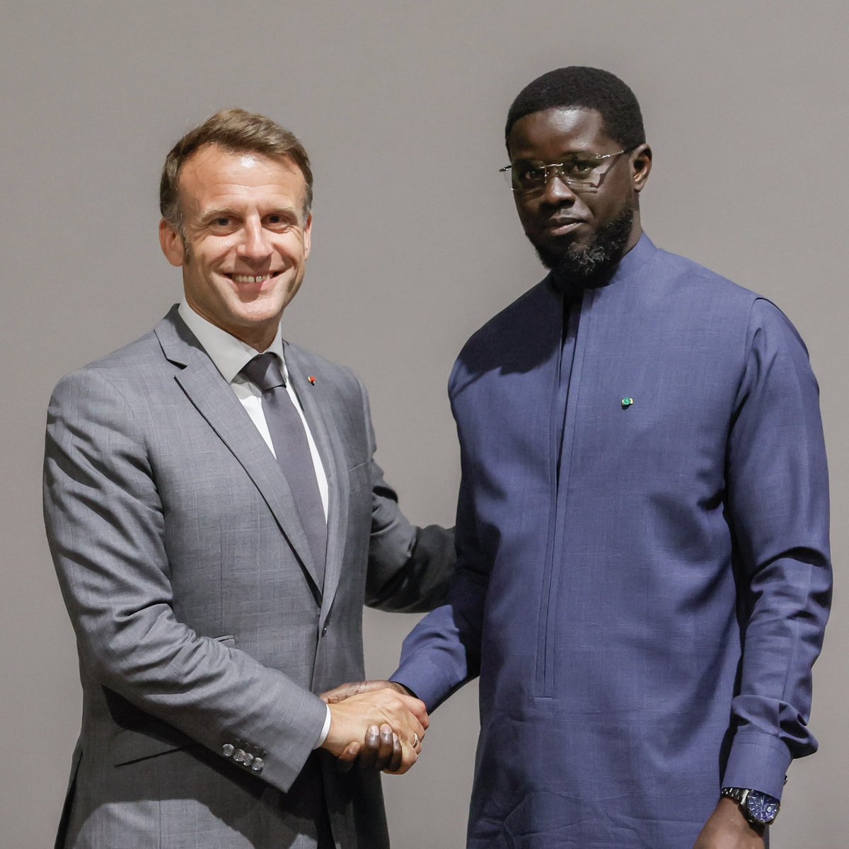 Emmanuel Macron (@emmanuelmacron) on Twitter photo Séville, en marge de la Conférence des Nations unies sur le financement du développement, j'ai échangé avec le Président <a href="/PR_Diomaye/">Bassirou Diomaye Faye</a>.
En pleine refonte, le partenariat entre le Sénégal et la France doit nous permettre d'avancer ensemble au service des intérêts de nos peuples Séville, en marge de la Conférence des Nations unies sur le financement du développement, j'ai échangé avec le Président <a href="/PR_Diomaye/">Bassirou Diomaye Faye</a>.
En pleine refonte, le partenariat entre le Sénégal et la France doit nous permettre d'avancer ensemble au service des intérêts de nos peuples