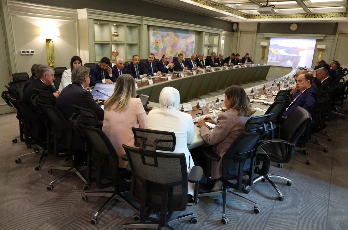 AK Parti Genel Başkan Yardımcımız, Yerel Yönetimler Başkanımız Sn. Mustafa Demir’in başkanlığında gerçekleştirilen toplantıda; Yerel Yönetimler Başkan Yardımcılarımız, Büyükşehir ve İl Belediye Başkanlarımızla bir araya geldik.

Cumhurbaşkanımız ve Genel Başkanımız Sn. Recep